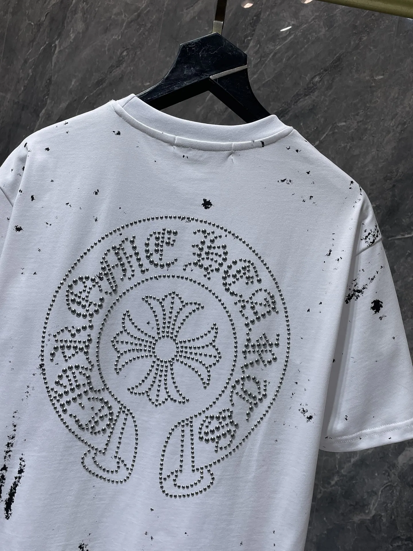 P160 New Chrome Hearts 25ss for summer. High gram weight, environmentally friendly and high-quality top-grade fabric. 260g~270g. Chrome graffiti splashed ink and hot diamond horseshoe short sleeves. Counter synchronization. 1:1 replica version. Recommended colors: white, black. Size: S, M, L, XL.